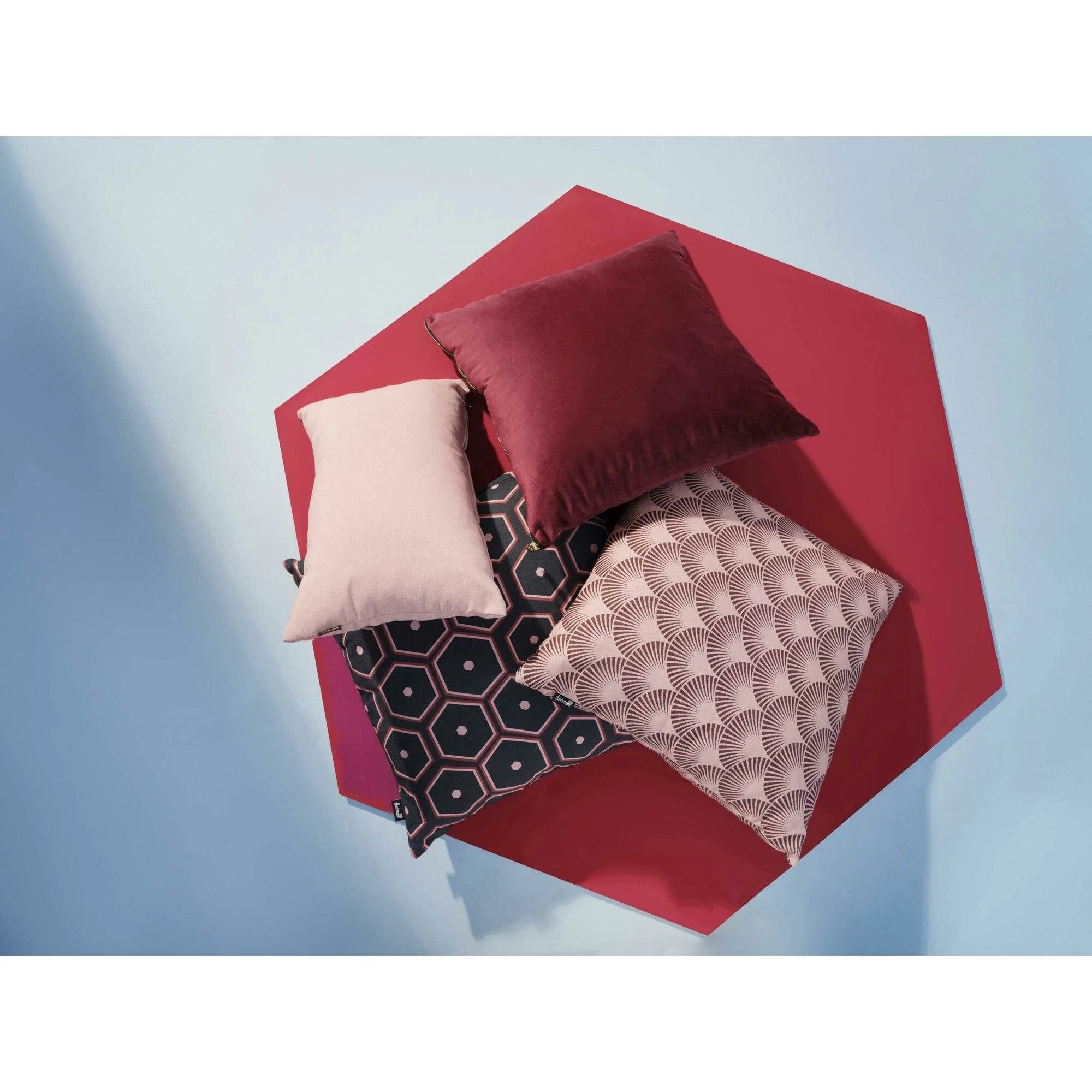 Hartman Sierkussen 45 x 45 fara raspberry Hartman Sierkussen 45 X 45 Fara Raspberry -Tuinmeubilair 116587 700 03 1